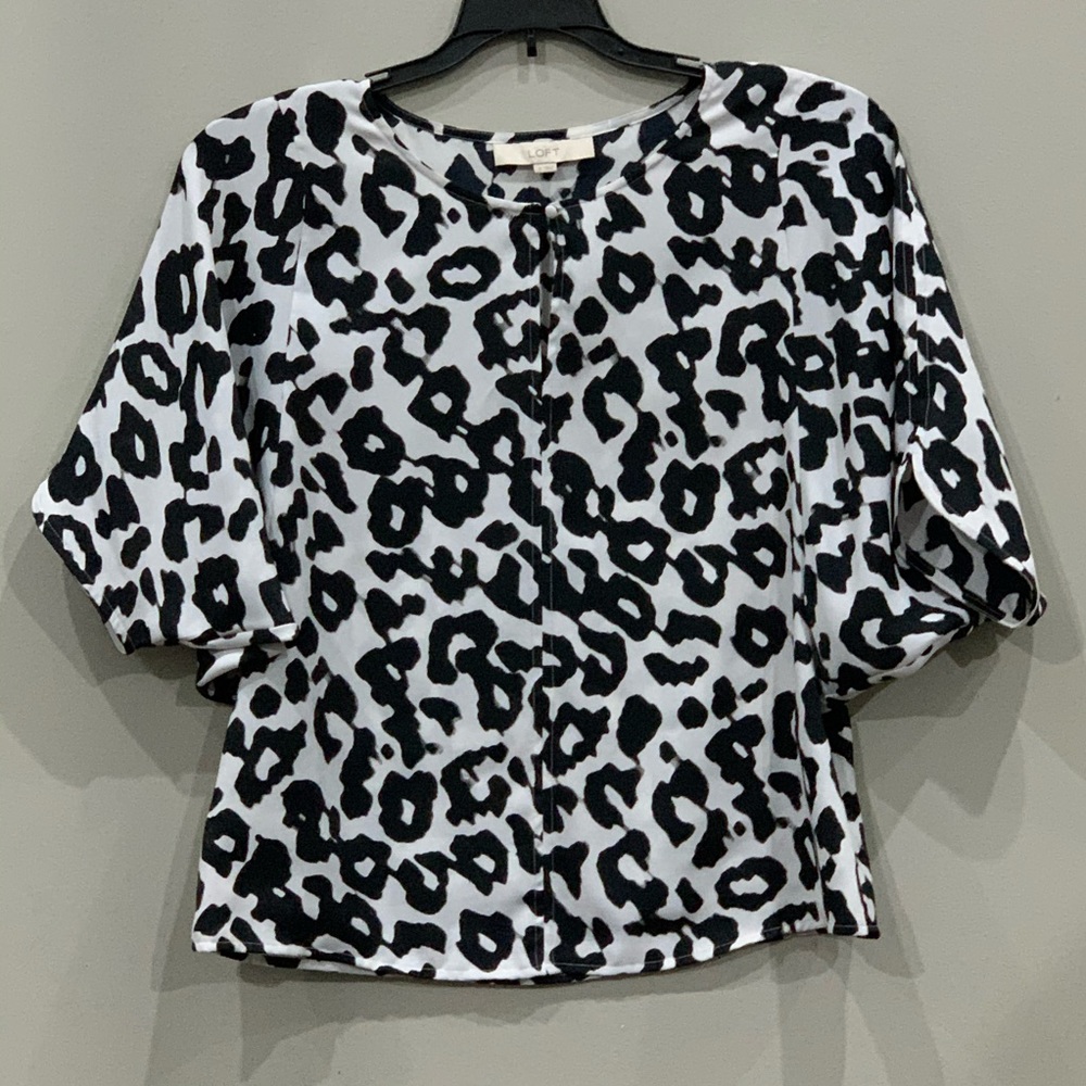 🌺 3/$25 Loft Animal print top